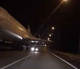Под крылом самолета: видео